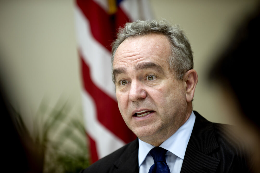 Ông Kurt Campbell, khi còn là Trợ lý Ngoại trưởng Hoa Kỳ phụ trách sự vụ Đông Á và Thái Bình Dương, phát biểu tại cuộc họp báo tại Đại sứ quán Hoa Kỳ ở Kuala Lumpur, Malaysia, vào ngày 13/12/2012. (Ảnh: Saeed Khan/AFP qua Getty Images)