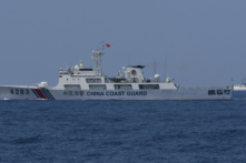 Các tàu Hải Cảnh Trung Quốc giám sát việc phân phối nhiên liệu và thực phẩm cho ngư dân của Liên minh Atin Ito (Đây là của Chúng tôi) do thường dân lãnh đạo, ở Biển Đông vốn đang trong tình trạng tranh chấp, hôm 16/05/2024. (Ảnh: Ted Aljibe/AFP qua Getty Images)