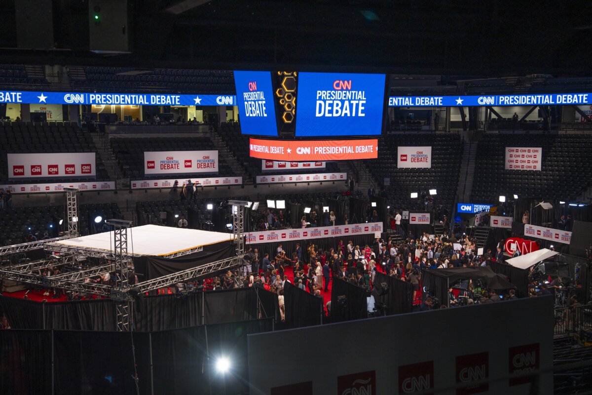 Trường quay sau cuộc tranh biện tổng thống giữa cựu Tổng thống Donald J. Trump và Tổng thống Joe Biden ở Atlanta, Georgia, hôm 27/06/2024. (Ảnh: Madalina Vasiliu/The Epoch Times)