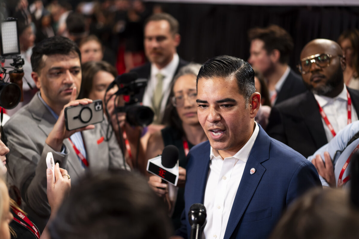 Dân biểu Robert Garcia (Dân Chủ-California) nói với các thành viên giới báo chí trong phòng quay sau cuộc tranh biện tổng thống giữa Tổng thống Joe Biden và cựu Tổng thống Donald J. Trump ở Atlanta,Georgia, hôm 27/06/2024. (Ảnh: Madalina Vasiliu/The Epoch Times)