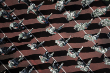 Sinh viên năm nhất đại học tham gia một buổi huấn luyện và đào tạo quân sự vào đầu học kỳ mới tại Dương Châu, tỉnh Giang Tô, miền đông Trung Quốc vào ngày 04/09/2018. (Ảnh: STR/AFP qua Getty Images)