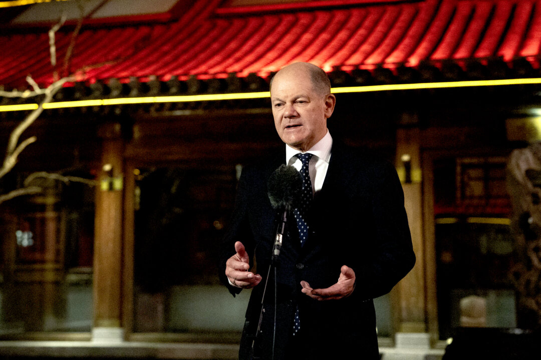 Thủ tướng Đức Olaf Scholz trình bày trong một cuộc họp báo ở Bắc Kinh, hôm 16/04/2024. (Ảnh: Andres Martinez Casares/Pool/AFP via Getty Images)