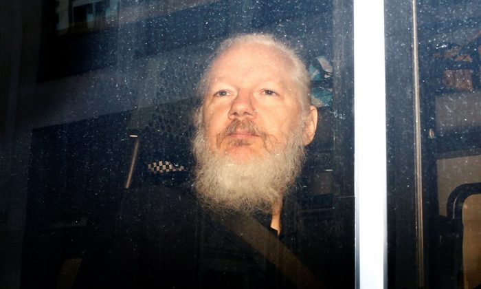 Người sáng lập WikiLeaks Julian Assange ở trong xe cảnh sát sau khi bị cảnh sát Anh quốc bắt giữ tại London vào ngày 11/04/2019. (Ảnh: Henry Nicholls/Reuters)