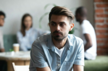 Nam giới Úc có xu hướng tự theo dõi các triệu chứng của mình và tìm kiếm thông tin một cách độc lập trước khi đến cơ sở y tế. (Ảnh: fizkes/Shutterstock)