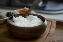 Dưỡng sinh vào mùa hè nên giảm vị đắng, tăng vị cay để nuôi dưỡng khí phổi, và nên dùng nhiều cháo để bổ sung thể lực. (Ảnh: Shutterstock)