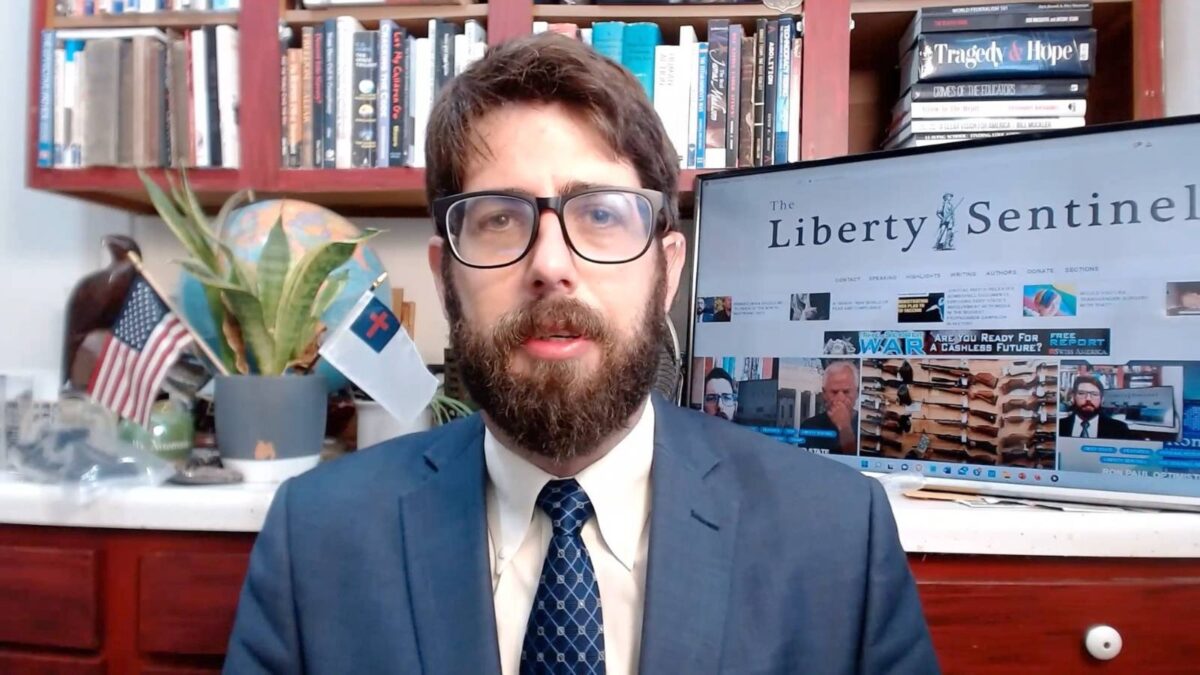 Ông Alex Newman, tác giả kiêm ký giả quốc tế từng đạt giải thưởng, trong một cuộc phỏng vấn với EpochTV vào ngày 07/10/2022. (Ảnh chụp màn hình/EpochTV)