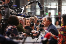 Thủ tướng Hungary Viktor Orban lắng nghe một câu hỏi của giới truyền thông khi đến dự hội nghị thượng đỉnh các nhà lãnh đạo Liên minh Âu Châu, tại Brussels, Bỉ ngày 30/05/2022. (Ảnh: Johanna Geron/Reuters)