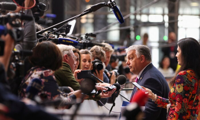 Thủ tướng Hungary Viktor Orban lắng nghe một câu hỏi của giới truyền thông khi đến dự hội nghị thượng đỉnh các nhà lãnh đạo Liên minh Âu Châu, tại Brussels, Bỉ ngày 30/05/2022. (Ảnh: Johanna Geron/Reuters)