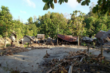 Hai vị hòa thượng và Đạo sỹ sử dụng từ đồng âm “táo đào” và “tảo đào” để chỉ điểm con người thế gian: “Nhanh chạy sớm đi!” Đó là lời cảnh báo trước khi trận thảm họa động đất xảy ra. (Ảnh AFP)