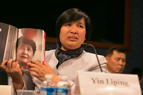 Cô Doãn Lệ Bình kể lại trong phiên điều trần về trải nghiệm khủng khiếp khi bị tấn công tình dục tập thể tại “nhà tù đen” Thẩm Dương. (Ảnh: Lý Toa/The Epoch Times)