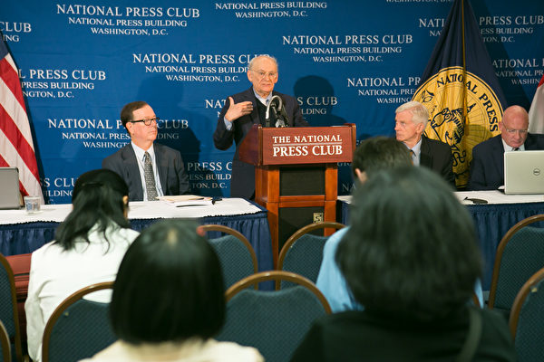 Luật sư Matas đang trình bày tại một cuộc họp báo về báo cáo điều tra mới nhất liên quan đến nạn thu hoạch nội tạng sống của ĐCSTQ vào năm 2016. (Ảnh: Lý Toa/The Epoch Times)