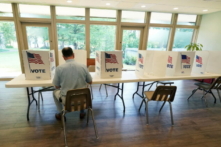 Một cử tri ngồi tại phòng bỏ phiếu tại khu vực bầu cử sơ bộ của Địa hạt bầu cử Quốc hội số 2 của Mississippi, ở Jackson, Mississippi, vào ngày 07/06/2022. (Ảnh AP/Rogelio V. Solis, Tư liệu)