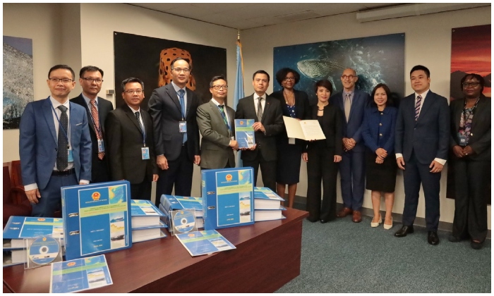 đệ trình Ranh giới thềm lục địa mở rộng