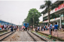 Xe lửa Hà Nội – Lào Cai bị ném đá khi đang chạy, phụ lái nhập viện