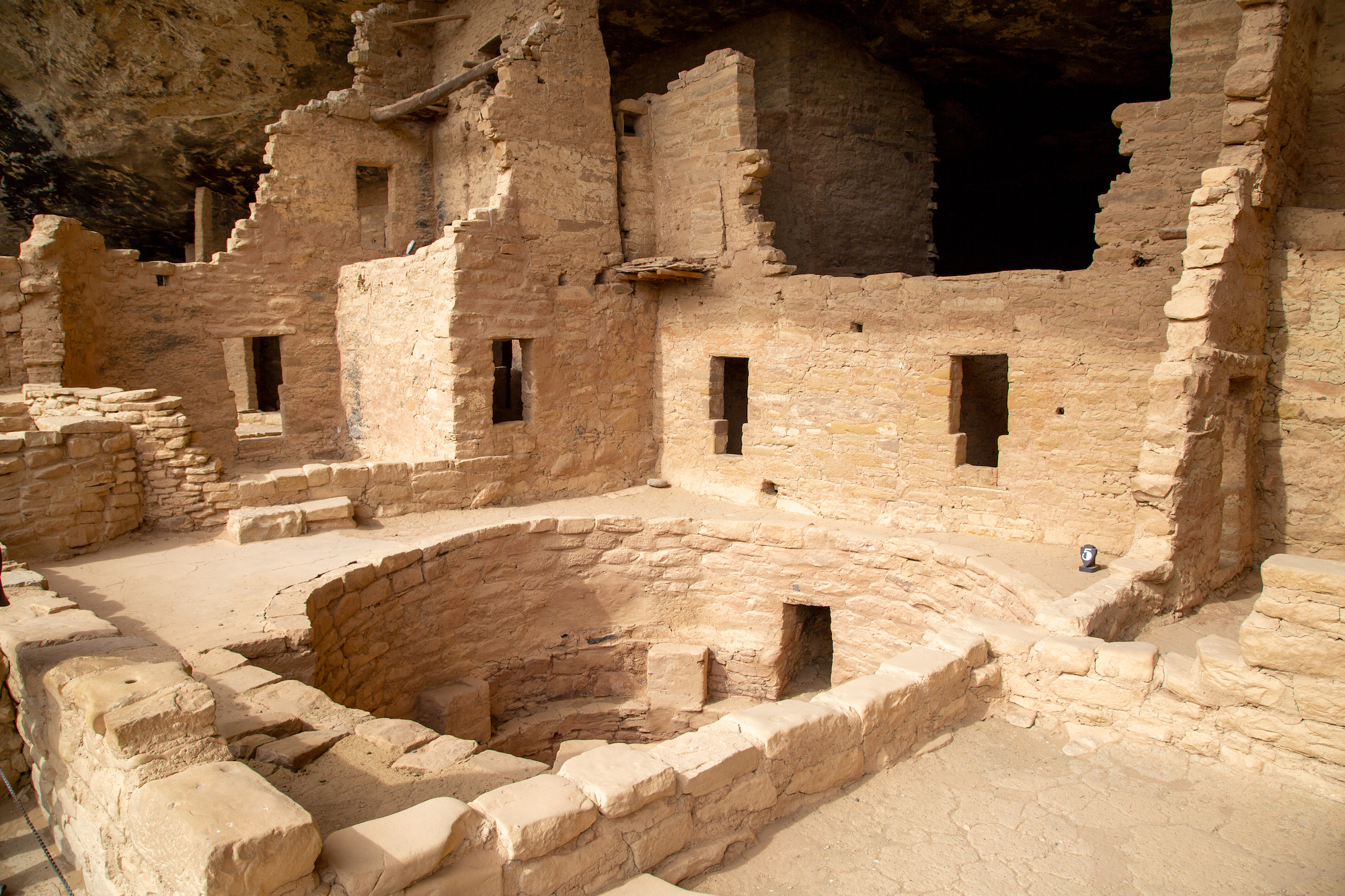 Căn phòng hình tròn được gọi là “kiva”, nằm sâu trong đá. (Ảnh: PartStudios/Shutterstock)