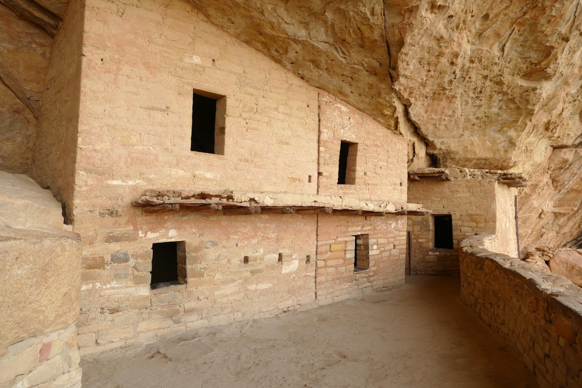 Một ngôi nhà trên vách đá do người Pueblo Anasazi xây dựng vẫn được bảo tồn tốt cho tới nay. (Ảnh: Milan Sommer/Shutterstock)