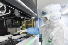 Một kỹ thuật viên phòng thí nghiệm làm việc tại phòng thí nghiệm ở Vũ Hán, tỉnh Hồ Bắc, miền trung Trung Quốc, vào ngày 06/02/2020. (Ảnh: STR/AFP qua Getty Images)