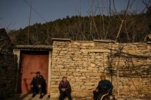 Những người dân làng cao niên ngồi phía trước một ngôi nhà tại vùng nông thôn ở Thái An, tỉnh Sơn Đông, miền đông Trung Quốc, ngày 07/01/2023. (Ảnh: Noel Celis/AFP qua Getty Images)