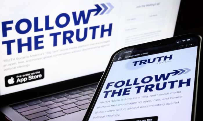 Trong bức hình minh họa này, màn hình chờ của nền tảng và ứng dụng “Truth Social” được nhìn thấy ở London, vào ngày 04/01/2022. (Ảnh: Leon Neal/Getty Images)