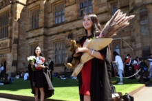 Một sinh viên đến từ Trung Quốc tạo dáng chụp ảnh khi tốt nghiệp Đại học Sydney, vào ngày 12/10/2017. (Ảnh: William West/AFP qua Getty Images)