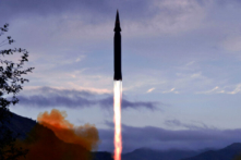 Phi đạn siêu thanh Hwasong-8 được Học viện Khoa học Quốc phòng Bắc Hàn bắn thử ở Toyang-ri, huyện Ryongrim của tỉnh Jagang, Bắc Hàn, trong một bức ảnh không ghi ngày tháng do Thông tấn xã Trung ương Bắc Hàn công bố ngày 29/09/2021. (Ảnh: KCNA qua Reuters)