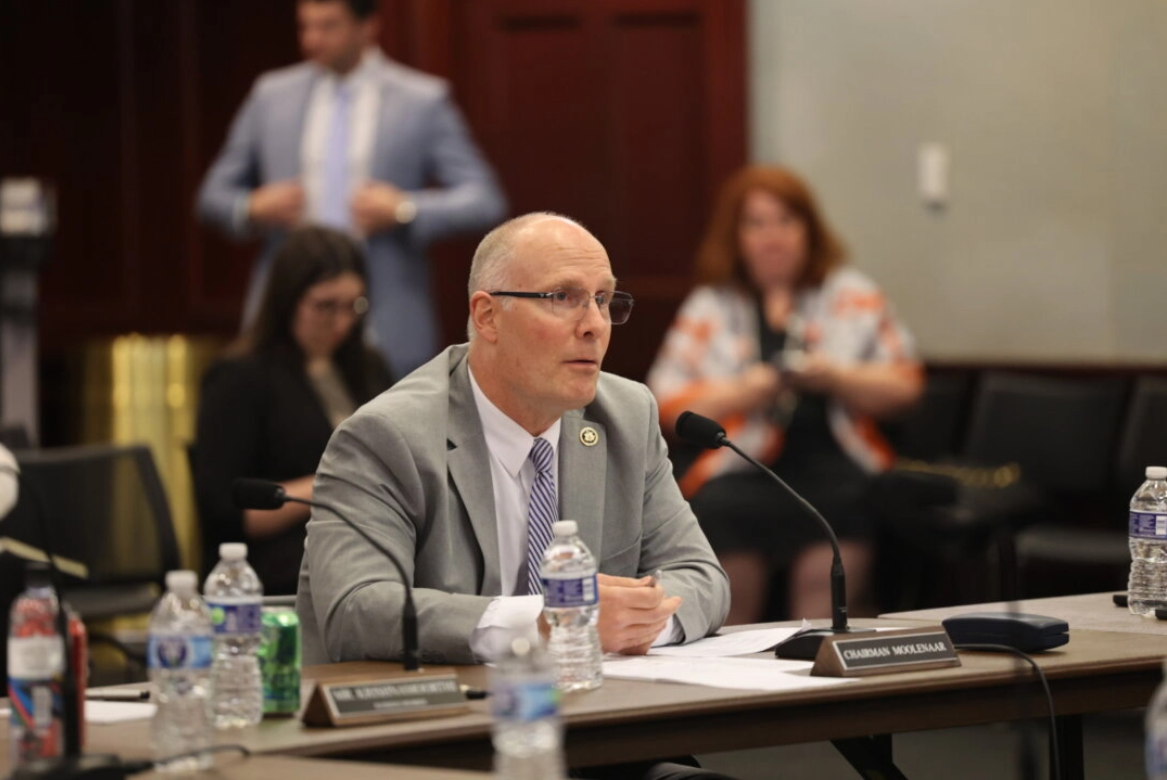 Dân biểu Hạ viện John Moolenaar (Cộng Hòa-Michigan), Chủ tịch Ủy ban Đặc Hạ viện về ĐCSTQ, nói trong một hội nghị bàn tròn ở Hoa Thịnh Đốn, hôm 23/05/2024. (Ảnh: Được đăng dưới sự cho phép của Ủy ban Đặc biệt Hạ viện về ĐCSTQ)