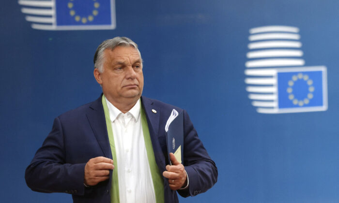 Thủ tướng Hungary Viktor Orban rời đi vào lúc kết thúc hội nghị thượng đỉnh Liên minh Âu Châu kéo dài hai ngày tại tòa nhà Hội đồng Âu Châu ở Brussels vào ngày 25/06/2021. (Ảnh: Olivier Matthys/Pool/AFP qua Getty Images)