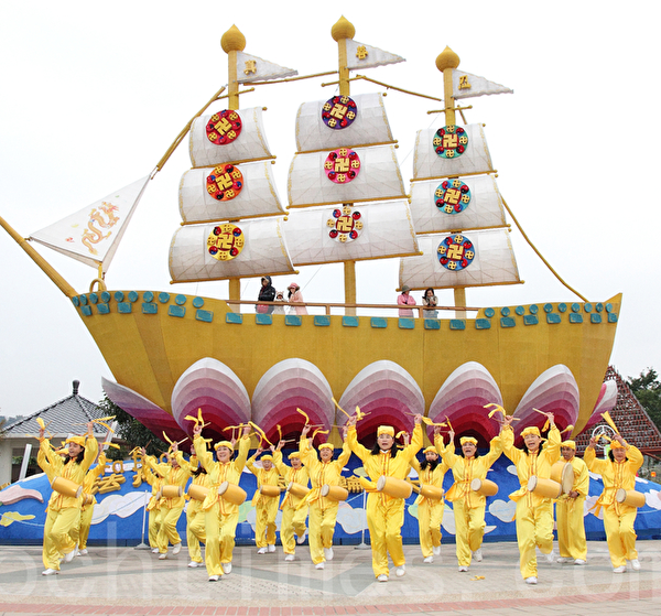 Hân hoan vui mừng đắc Đại Pháp. (Ảnh: The Epoch Times)