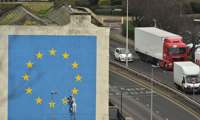 Một bức tranh tường Banksy mô tả một công nhân đang phá hủy dần một trong những ngôi sao trên lá cờ chủ đề Liên minh Âu Châu, ở Dover, phía đông nam nước Anh, vào ngày 07/01/2019. (Ảnh: Glyn Kirk/AFP/Getty Images)
