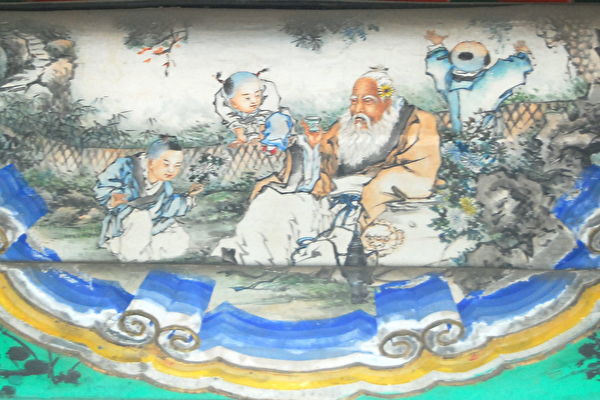 Tranh vẽ màu ở hành lang Di Hòa viên: Uyên Minh thích hoa cúc. (Ảnh: Tài sản công)