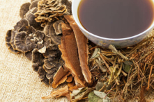 Nhiều danh y thời xưa không bao giờ quan tâm đến được mất đối với danh lợi cá nhân. Khi gặp người nghèo khó đau ốm, thầy thuốc sẽ tự mình mua thuốc, sắc thuốc và điều dưỡng sức khỏe cho họ. (Ảnh: Getty Images)