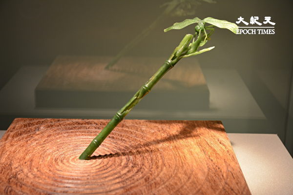 Có rất nhiều câu chuyện nhân sinh đằng sau những viên ngọc được chế tạo tinh xảo. (Ảnh: Lại Thụy/The Epoch Times)