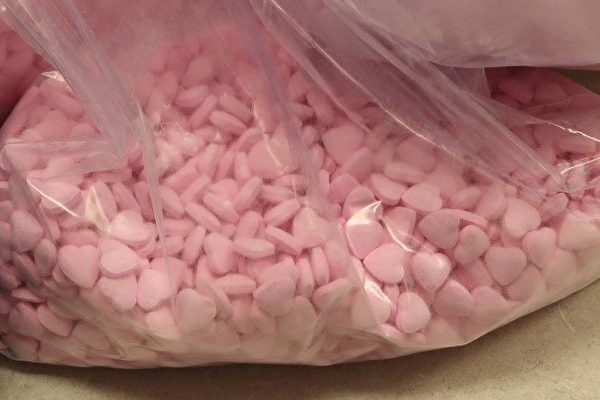 Fentanyl được ngụy trang thành những viên kẹo hình trái tim màu hồng. (Ảnh: Văn phòng Công tố Liên bang Boston)