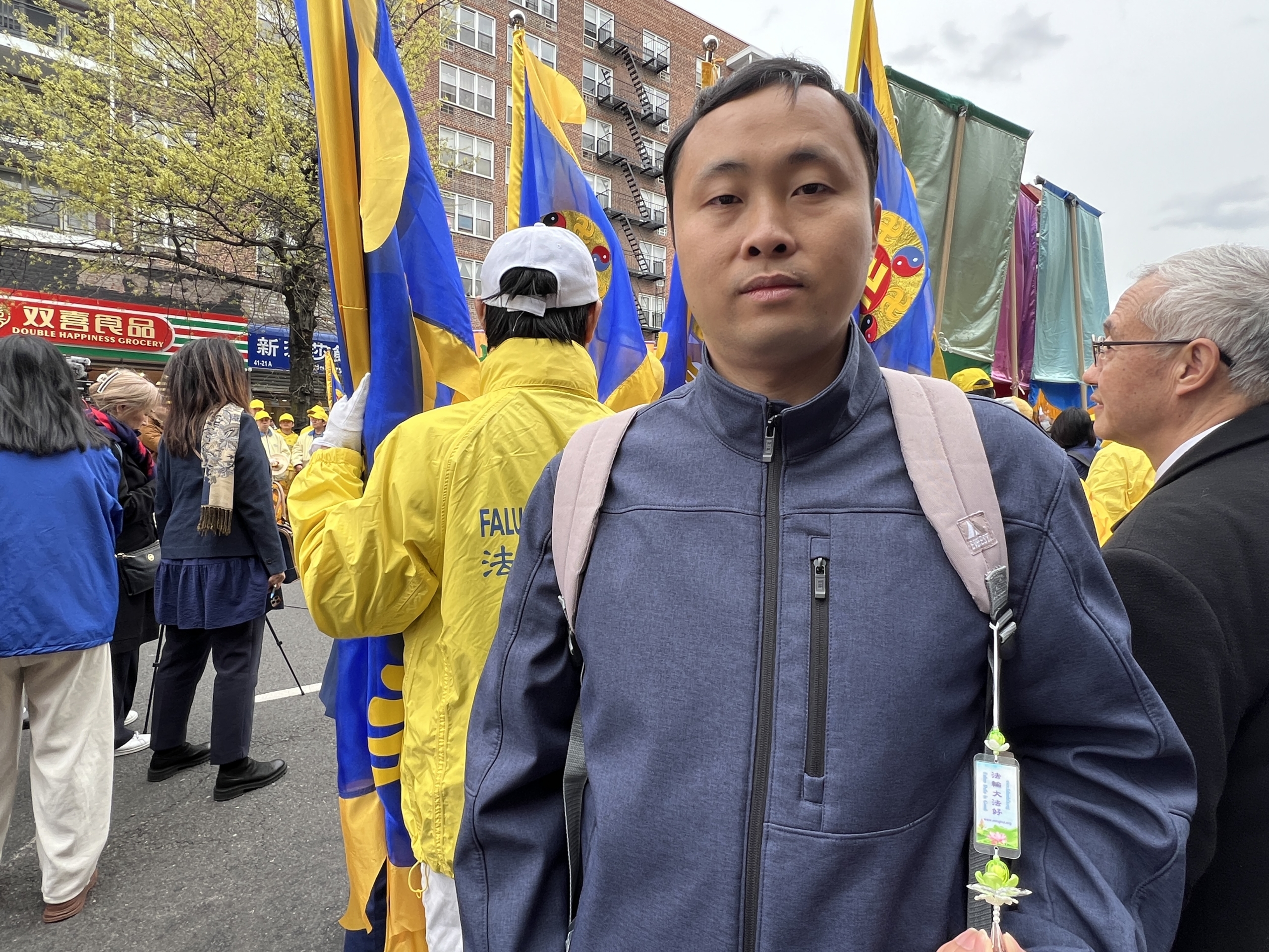 Anh Cung Khải (Gong Kai), một thanh niên “tiểu phấn hồng” của Hoa lục trước kia, mới đây đã đọc đi đọc lại bốn lần bài viết “Vì sao có nhân loại” và cảm thấy như được cảnh tỉnh. (Ảnh: Lâm Đan/The Epoch Times)