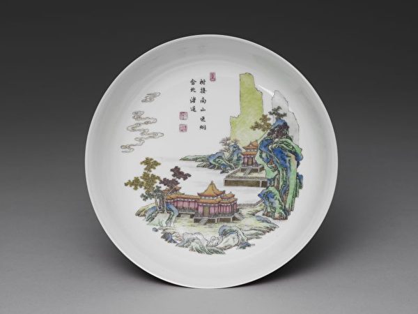 Lý Mẫn Cầu, người thời nhà Đường có một lần trải nghiệm nguyên thần ly thể đến Âm phủ, biết trước tương lai ba năm sau của mình (Ảnh: đĩa tráng men ‘Sơn thủy lầu các’ thời Càn Long, Viện bảo tàng Cố Cung Đài Loan cung cấp)