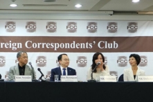 Cô gái đã vượt biển Nhật Bản (Nam Hàn gọi là “Biển Đông”) bằng tàu gỗ để đào thoát khỏi Bắc Hàn vào năm ngoái. Trong buổi họp báo công bố “Báo cáo Nhân quyền Bắc Hàn năm 2024” của Trung tâm Ghi chép Nhân quyền Bắc Hàn thuộc Bộ Thống nhất Nam Hàn, hôm 27/06/2024, cô (thứ hai từ bên phải) đã đã tiết lộ tình hình hiện tại ở Bắc Hàn. (Ảnh: Kim Myung-guk/The Epoch Times)