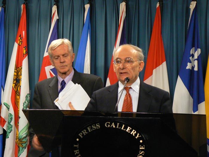 Luật sư nhân quyền nổi tiếng Matas đang phát biểu, phía sau là ông David Kilgour, cựu Quốc Vụ Khanh Canada khu vực Châu Á - Thái Bình Dương, tại một cuộc họp báo vào năm 2006. (Ảnh: Minh Huệ Net)