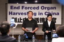 Ông Trình Bội Minh (bên trái), một học viên Pháp Luân Công ở tỉnh Hắc Long Giang, đã xuất hiện ở một cuộc họp báo tại Hoa Thịnh Đốn, Hoa Kỳ hôm 03/07/2024 để kể lại trải nghiệm sinh tử và cuối cùng thoát khỏi nạn thu hoạch nội tạng tà ác của ĐCSTQ. (Ảnh: Madalina Vasiliu/The Epoch Times)