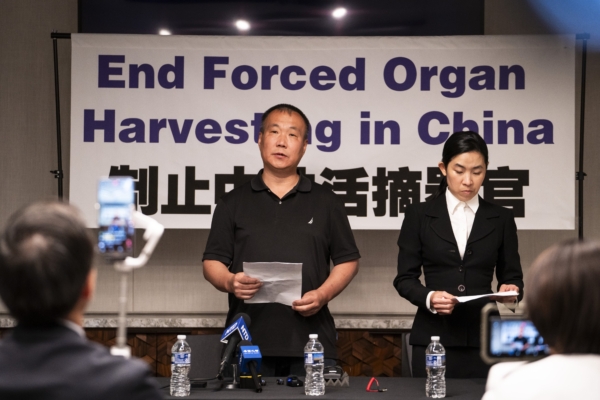 Ông Trình Bội Minh (bên trái), một học viên Pháp Luân Công ở tỉnh Hắc Long Giang, đã xuất hiện ở một cuộc họp báo tại Hoa Thịnh Đốn, Hoa Kỳ hôm 03/07/2024 để kể lại trải nghiệm sinh tử và cuối cùng thoát khỏi nạn thu hoạch nội tạng tà ác của ĐCSTQ. (Ảnh: Madalina Vasiliu/The Epoch Times)