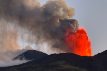 Hình ảnh núi lửa Etna trên đảo Sicily, Ý không ngừng phun trào vào hôm 05/07/2024. Tro núi lửa bay trong không trung và rơi xuống các khu vực lân cận. (Ảnh: Giuseppe Distefano/Etna Walk/AFP qua Getty Images)