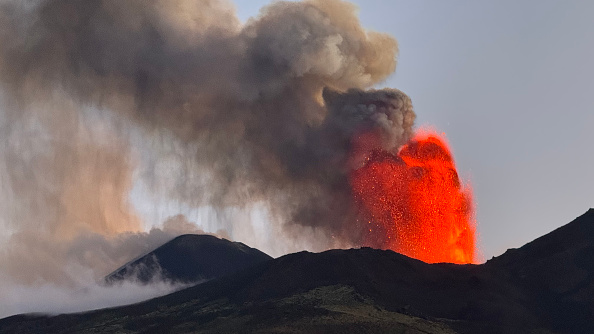Hình ảnh núi lửa Etna trên đảo Sicily, Ý không ngừng phun trào vào hôm 05/07/2024. Tro núi lửa bay trong không trung và rơi xuống các khu vực lân cận. (Ảnh: Giuseppe Distefano/Etna Walk/AFP qua Getty Images)