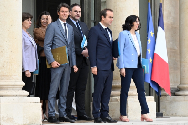 Pháp: Thủ tướng và Nội các từ chức, tạm thời giữ chức chính phủ lâm thời