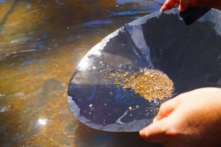 Video hiếm hoi về việc người dân Bắc Hàn đãi vàng ở suối để sinh tồn