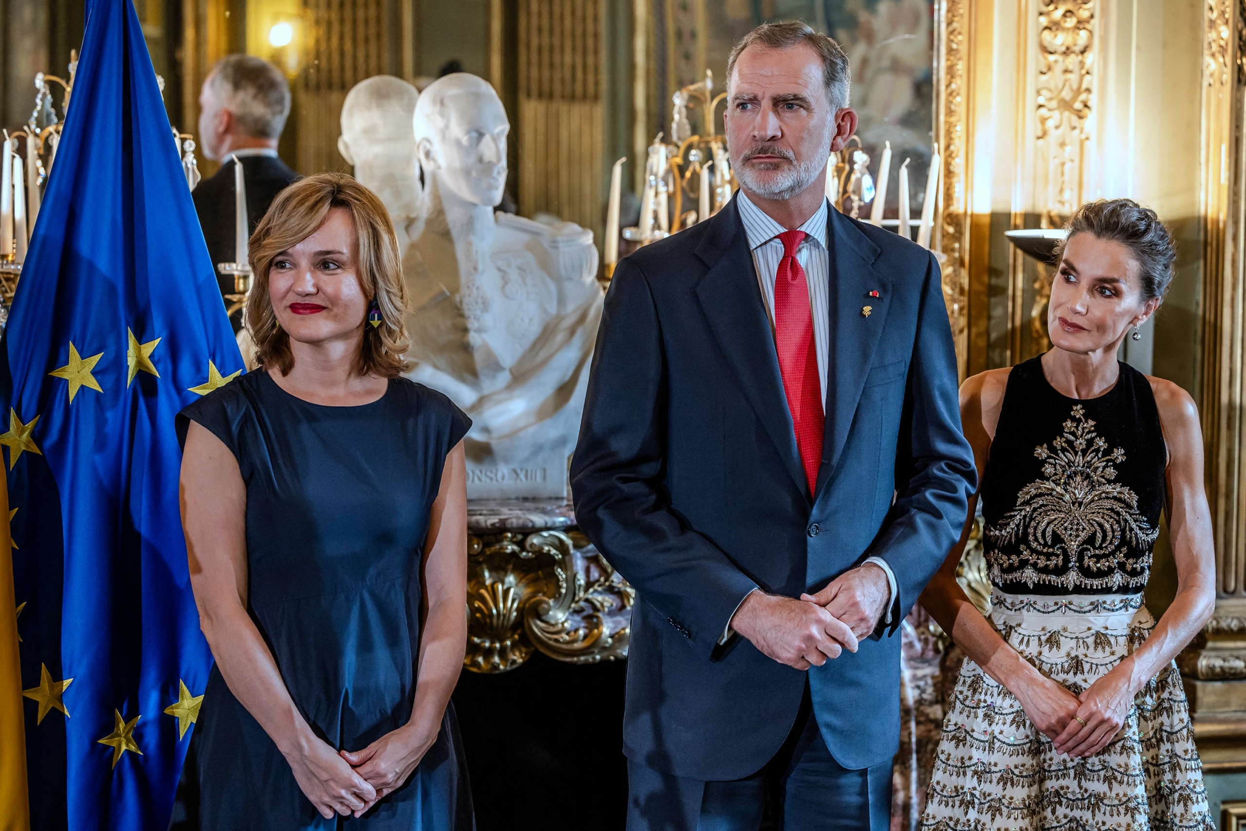 Quốc vương Felipe Đệ lục và Hoàng hậu Letizia Ortiz của Tây Ban Nha, cùng bà Pilar Alegria, phát ngôn viên chính phủ Tây Ban Nha kiêm Bộ trưởng Giáo dục và Thể thao đã tham dự buổi tiệc tiếp đón chính thức dành cho các vận động viên và các thành viên của đội tuyển Olympic Tây Ban Nha tại Đại sứ quán Tây Ban Nha ở Paris, Pháp vào hôm 25/07/2024, một ngày trước lễ khai mạc Thế vận hội Paris 2024. (Ảnh: Luis Tato/AFP qua Getty Images)