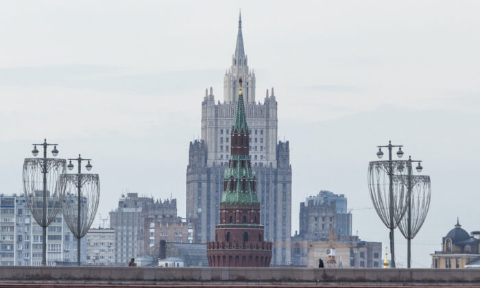 Trụ sở Bộ Ngoại giao Nga bên cạnh một trong những tòa tháp của Điện Kremlin ở Moscow, vào ngày 15/03/2023. (Ảnh: Maxim Shemetov/Reuters)