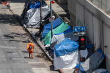 Những căn lều được dựng trên vỉa hè ở khu Skid Row của Los Angeles vào ngày 16/05/2023. (Ảnh: John Fredricks/The Epoch Times)