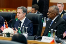 Ngoại trưởng Hoa Kỳ Antony Blinken (trái) trình bày trong khi Bộ trưởng Quốc phòng Hoa Kỳ Lloyd Austin (thứ 2 từ phải sang) dõi theo tại cuộc họp Đối thoại cấp bộ trưởng “2+2” Ấn Độ-Hoa Kỳ tại Sushma Swaraj Bhavan ở New Delhi, Ấn Độ, vào ngày 10/11/2023. (Ảnh: Jonathan Ernst/AFP qua Getty Images)