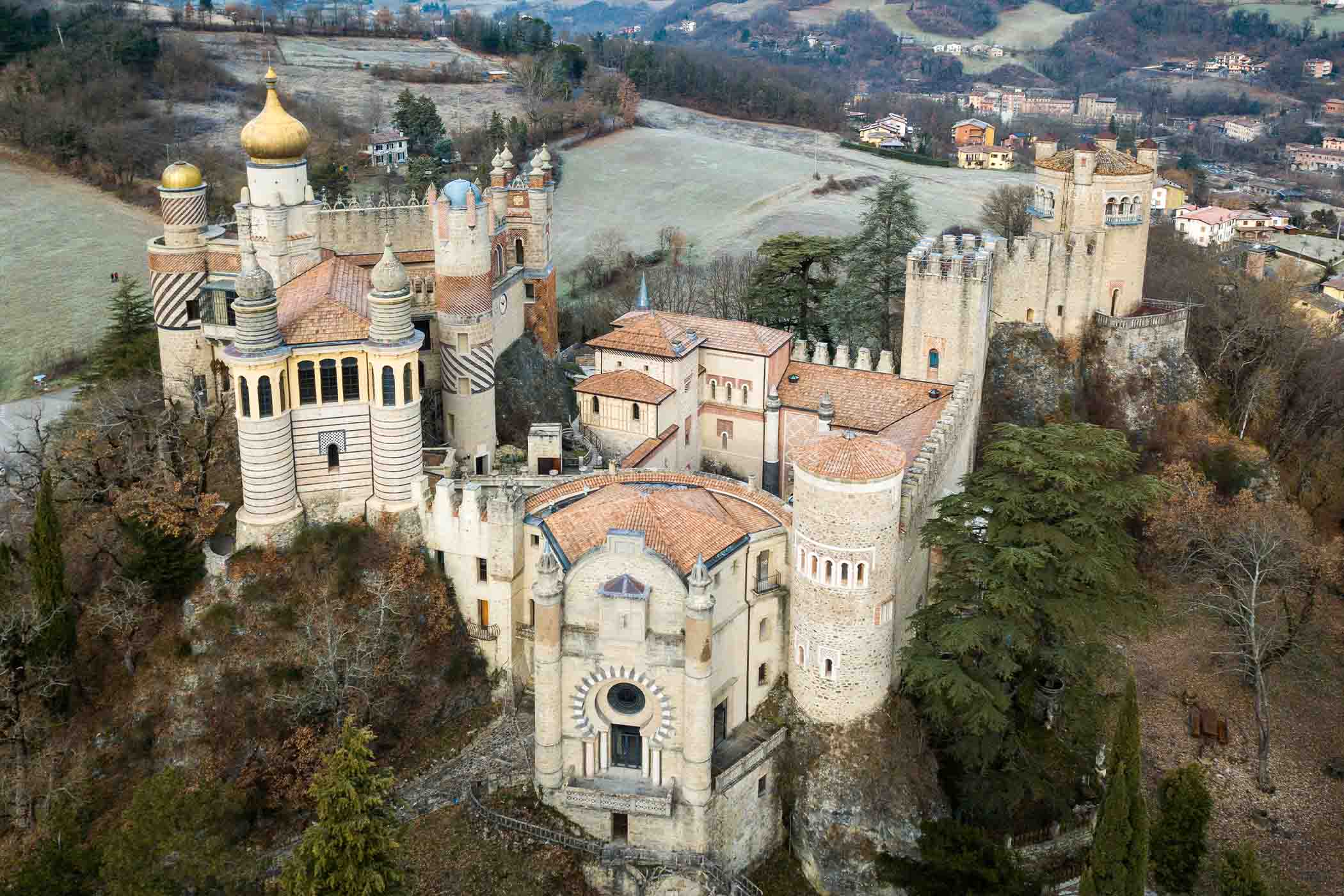 Pháo đài Rocchetta Mattei nhìn từ trên không. (Ảnh: Natalia Golovina/Shutterstock).