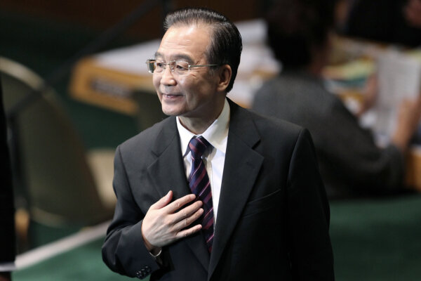 Thủ tướng Trung Quốc Ôn Gia Bảo bước lên bục trước khi diễn thuyết trước các nhà lãnh đạo thế giới trong Đại hội đồng Liên Hiệp Quốc ở New York vào ngày 23/09/2010. (Ảnh: Spencer Platt/Getty Images)