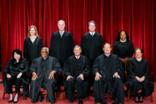 Các thẩm phán của Tối cao Pháp viện Hoa Kỳ chụp ảnh chính thức tại Tối cao Pháp viện ở Hoa Thịnh đốn vào ngày 07/10/2022. (Hàng trước từ trái qua phải) các Thẩm phán Sonia Sotomayor và Clarence Thomas, Chánh án John Roberts, Thẩm phán Samuel Alito và Thẩm phán Elena Kagan. (Hàng sau từ trái qua phải) các Thẩm phán Amy Coney Barrett, Neil Gorsuch, Brett Kavanaugh, và Ketanji Brown Jackson. (Ảnh: Olivier Douliery/AFP qua Getty Images)
